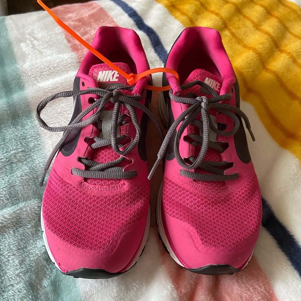 Women’s pink Nike sneakers size 6.5